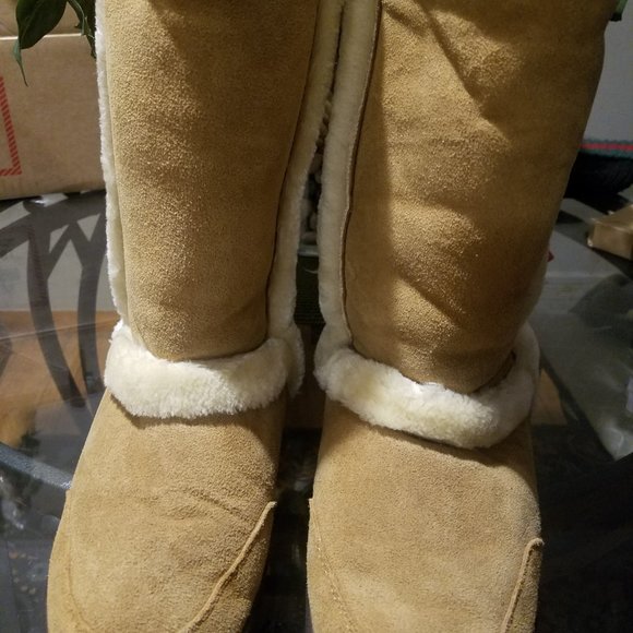 UGGs - Picture 3 of 4